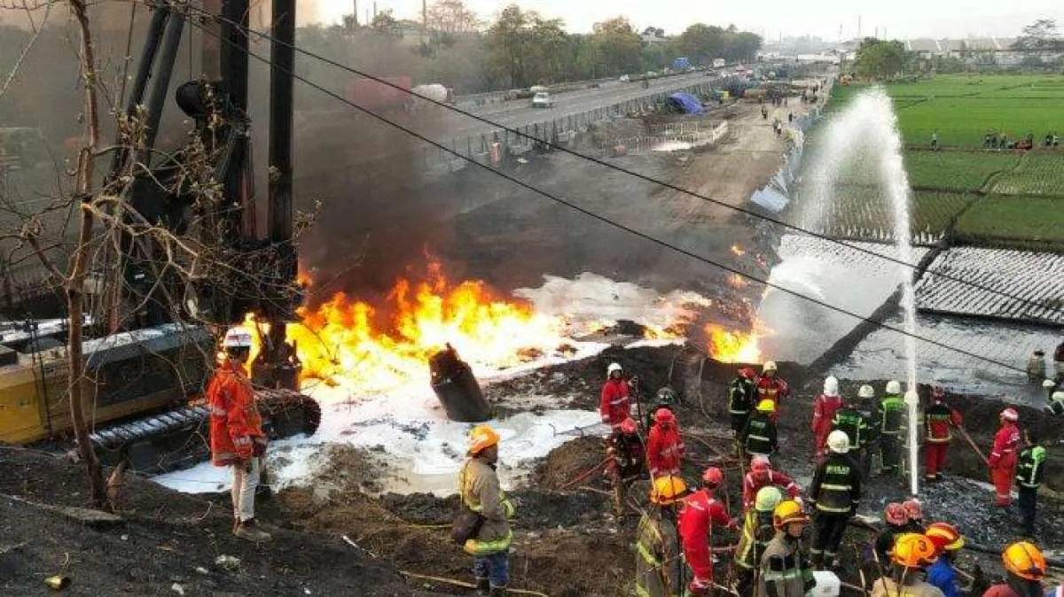 Pipa CB-II Pertamina bocor sebabkan kebakaran di pinggir tol Cimahi Selatan