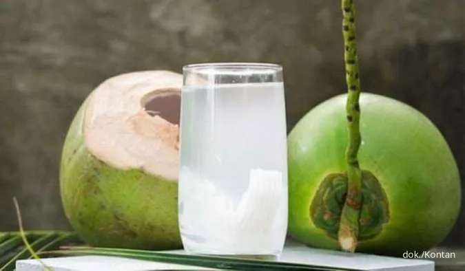 8 Kelompok Orang yang Perlu Menghindari Minum Air Kelapa