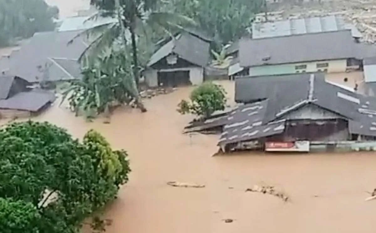 Banjir Bandang Rendam Tapanuli Tengah, Jalan Amblas dan Puluhan Warga Diungsikan