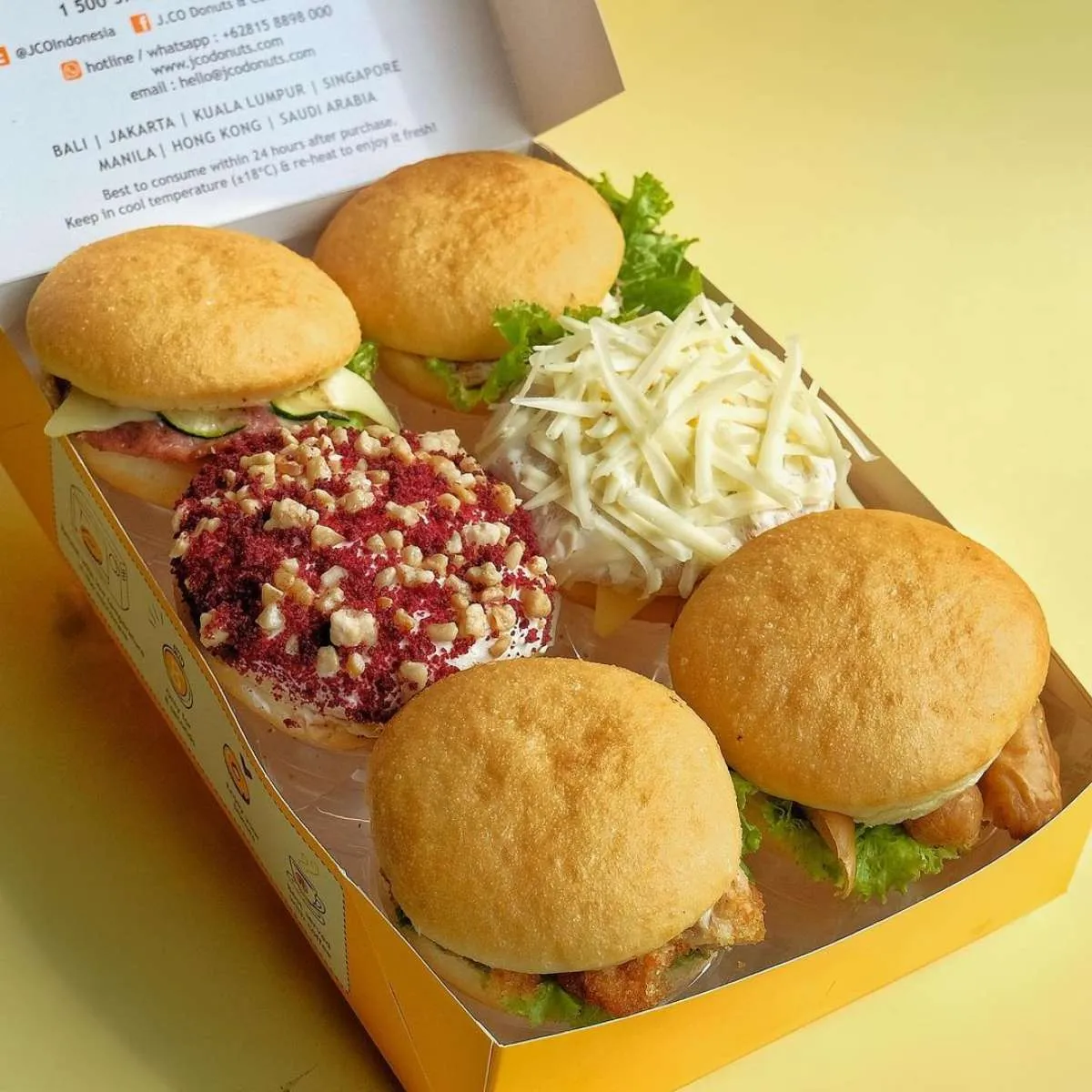 Promo J.CO paket hemat J.Clubs dan thai tea Rp 109.000, berlaku 25-29 Januari 2021!