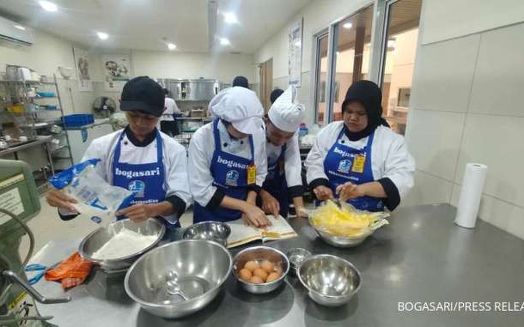  Didukung Bogasari, TEFA SMKN 3 Sukabumi Produksi 3 Ribu Toples Kue Kering  