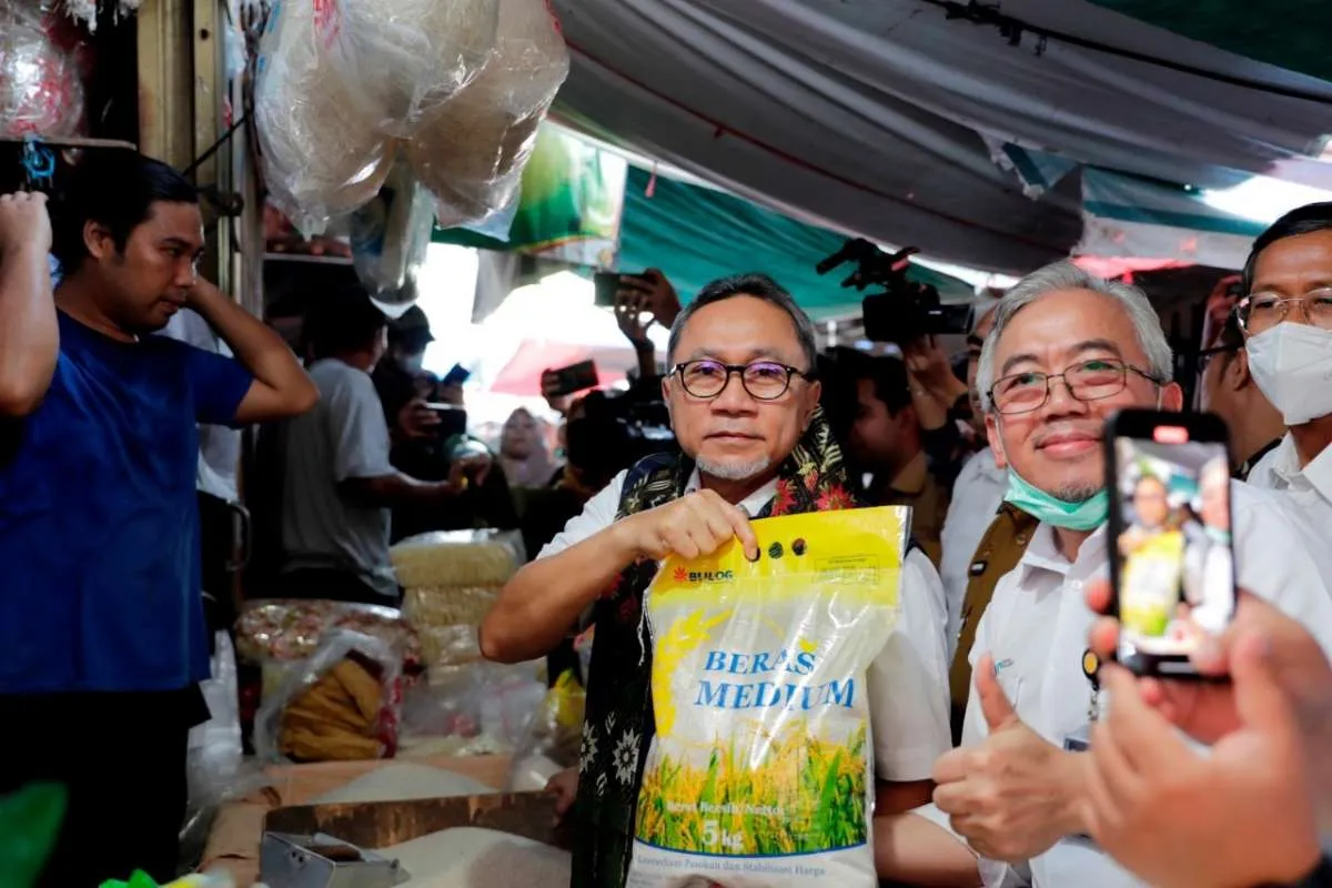Tinjau Bapok di Pasar Cik Puan, Mendag Zulkifli: Harga Bapok di Pekanbaru Terjangkau