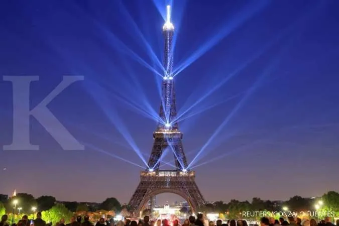 Eiffel Tower's terrace reopens for post-pandemic partying