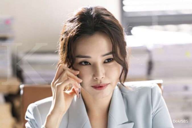 Honey Lee dalam drama Korea The Fiery Priest di SBS.