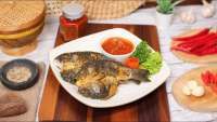 Resep Gurih Segar Seporsi Ikan Mas Goreng Marinasi dengan Sambal Merah Nanas
