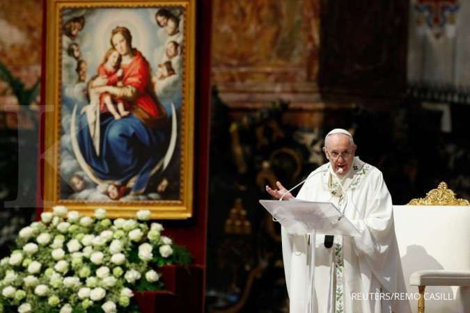 Pimpin Misa Malam Natal, Paus Fransiskus Berpesan untuk Perhatikan Orang Miskin