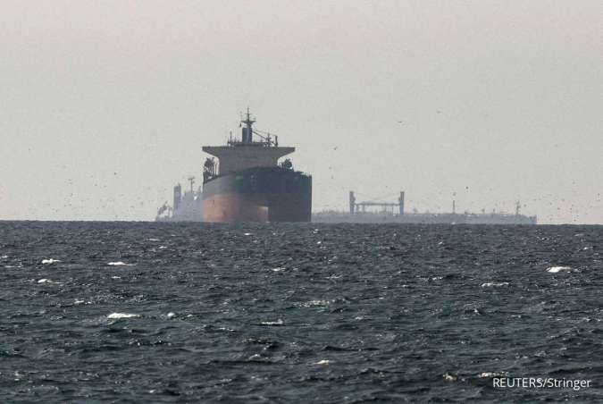 Selat Hormuz Memanas: Rudal Iran Hantam Kapal Komersial!