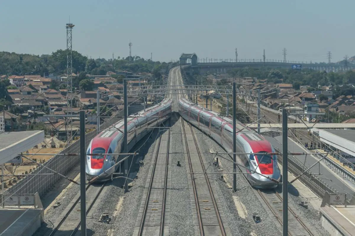 Mulai Uji Coba Publik, Tiket Uji Coba Kereta Cepat Laris Manis
