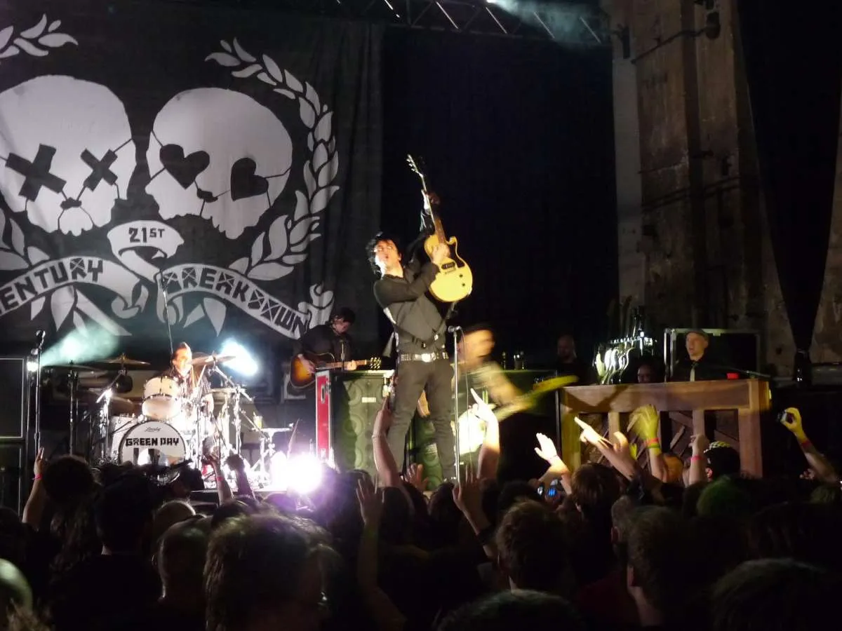 Tentang Lagu Wake Me Up When September Ends dari Green Day, Lengkap dengan Liriknya