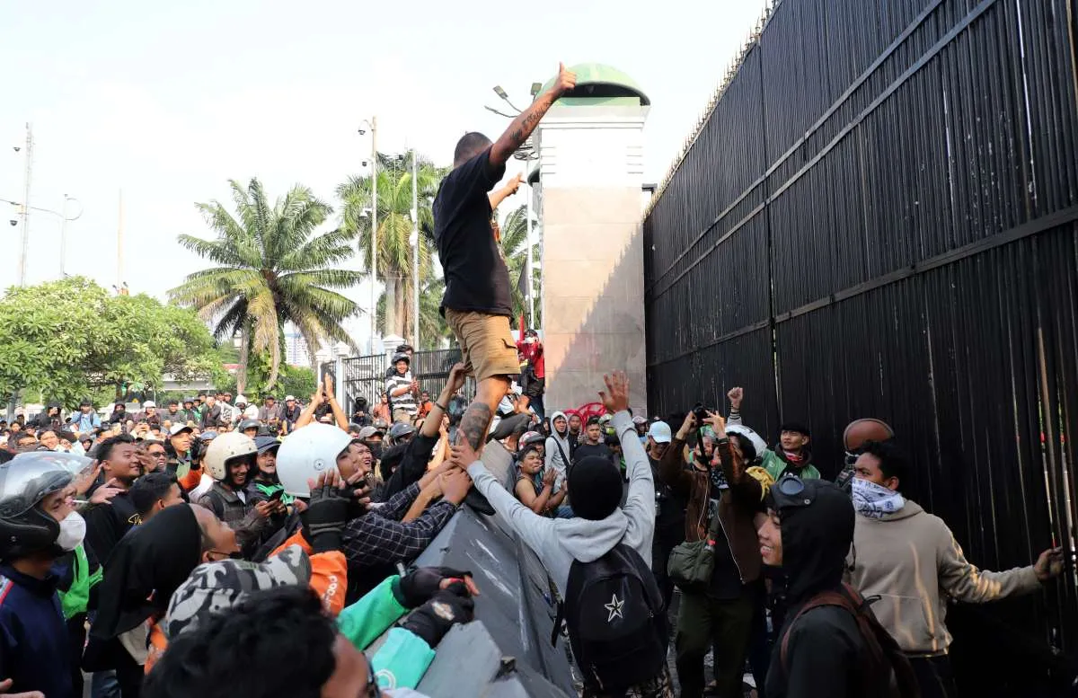 Marinir Coba Hadang Massa yang Jebol Masuk Kompleks Gedung DPR