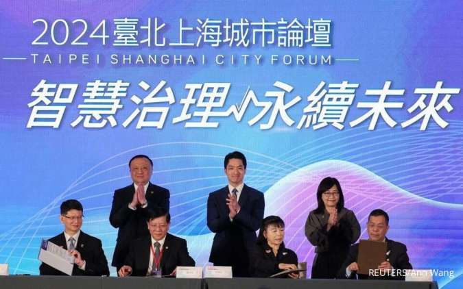 Wakil Wali Kota Shanghai Hua Yuan dan Wali Kota Taipei Chiang Wan-an