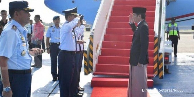 Nyentrik, Jokowi pakai sarung saat turun pesawat