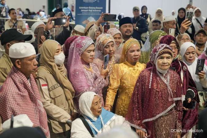 Pulang dari Tanah Suci, Busana Warna-warni Jemaah Sulsel Jadi Sorotan di Jeddah