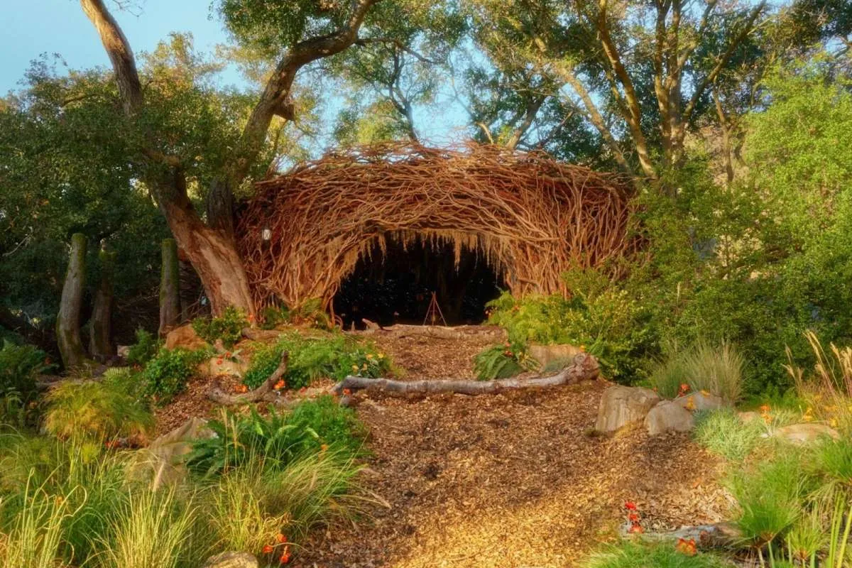 Masuk ke Dunia Wicked: For Good, Airbnb Ajak Tamu Menginap di Elphaba’s Retreat