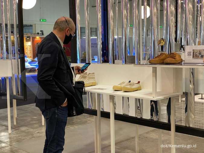 Sepatu Pijak Bumi mendapatkan penghargaan di pameran alas kaki di Milan, Italia