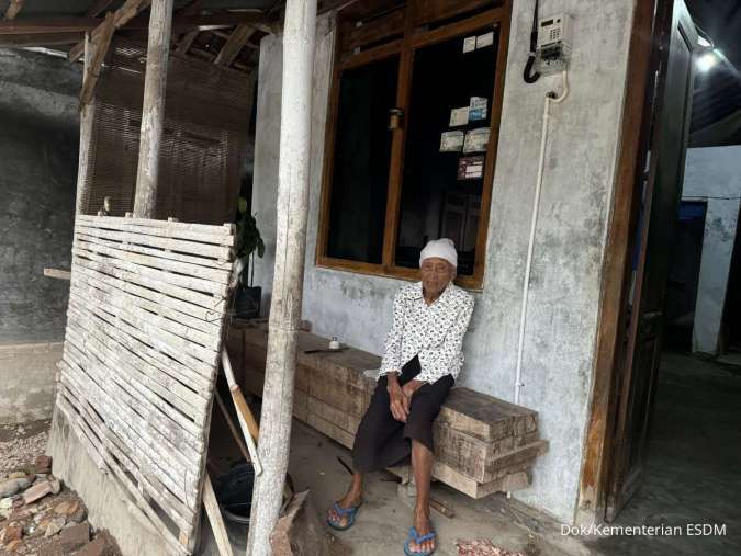 Rumah Satiyem Kini Terang Berkat Bantuan Pasang Baru Listrik