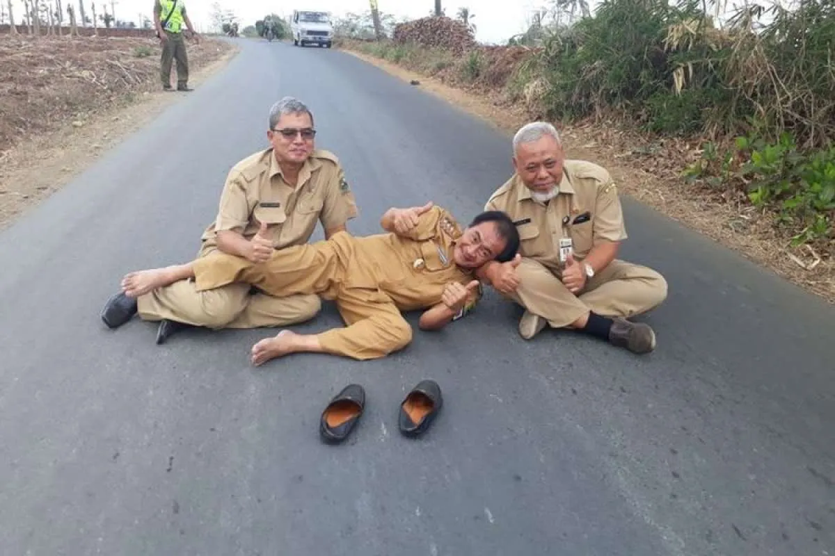 Bupati Banjarnegara viral karena tiduran di jalan pakai pakaian dinas, ini alasannya