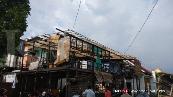 Angin puting beliung bikin atap rumah di Yogyakarta berterbangan