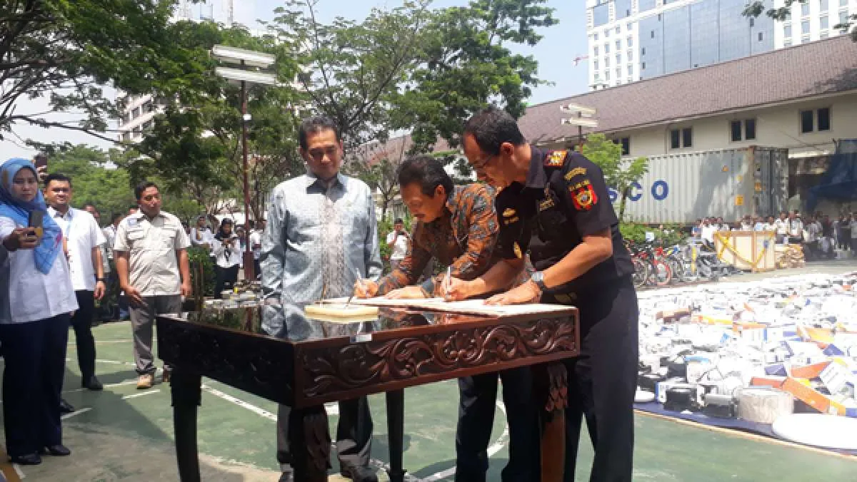 Kemendag dan Dirjen Bea Cukai musnahkan barang impor tanpa SNI