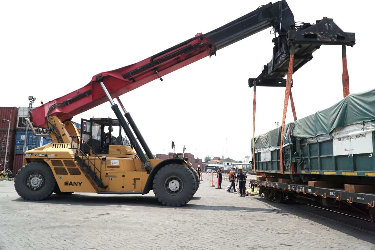 Jelang Puncak Nataru, Angkutan Peti Kemas Capai Kinerja 12% Melebihi Target November