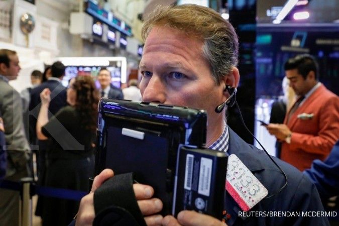 Wall Street dibuka turun tipis di tengah posisi sulit Trump