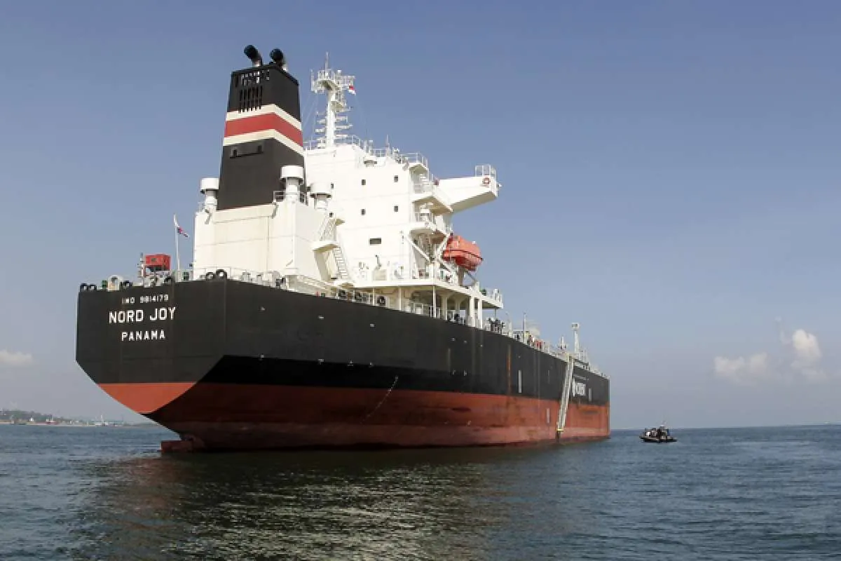 Kapal Tanker Filipina yang Angkut 1,4 Juta Liter Minyak Terbalik di Teluk Manila