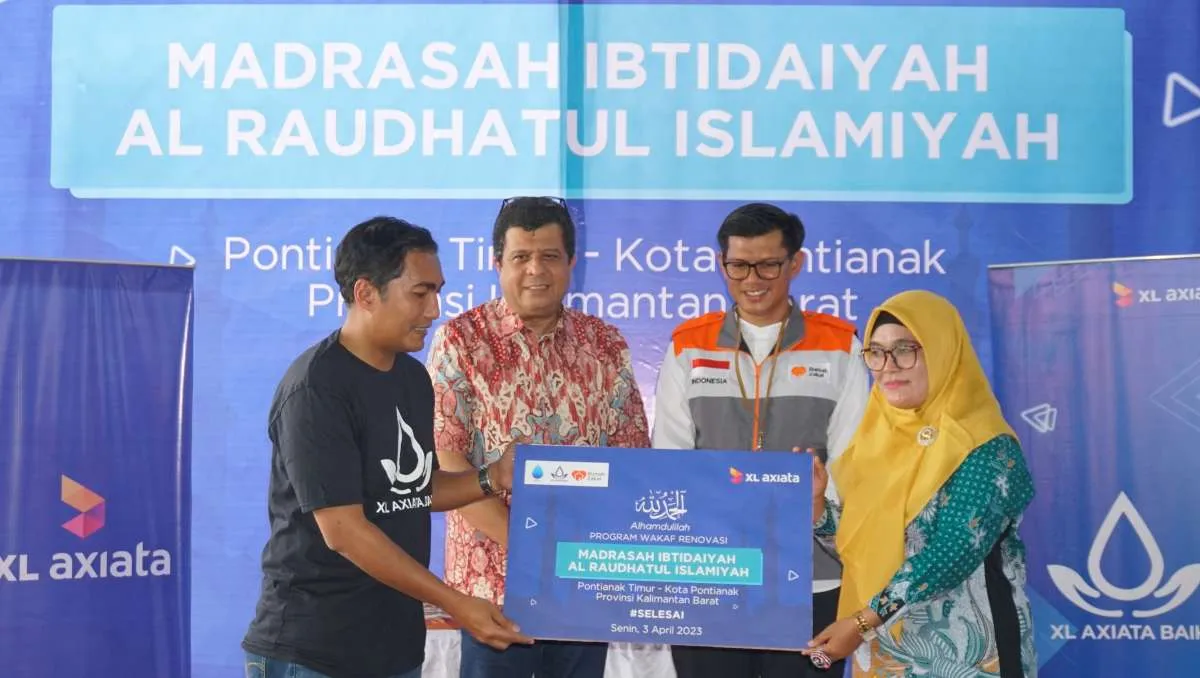 XL Axiata Renovasi Salah Satu Madrasah Ibtidaiyah Tertua di Pontianak