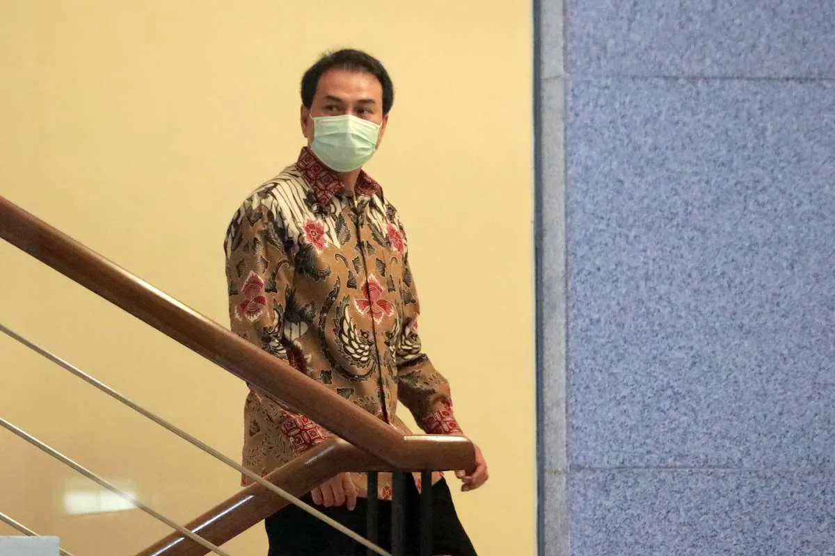 Azis Syamsuddin tiba di Gedung Merah Putih KPK pukul 19.54 WIB
