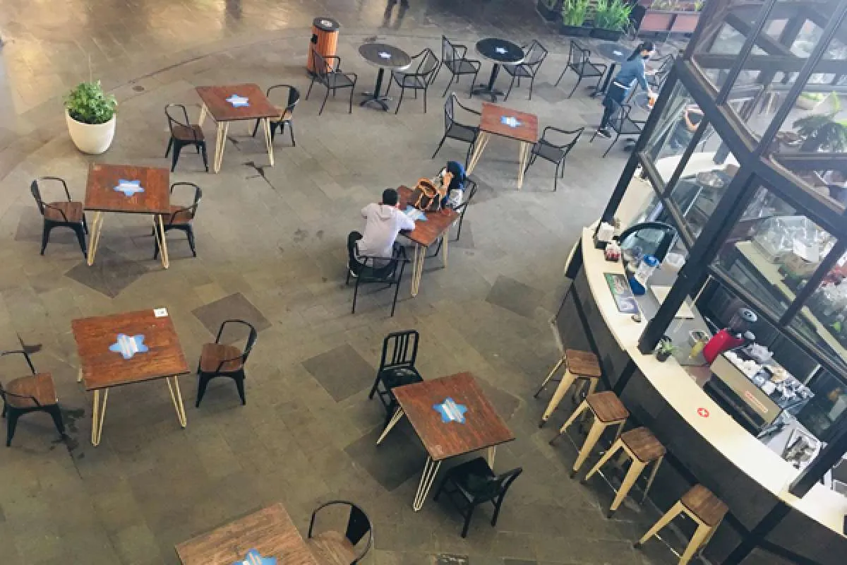 Aman mengunjungi hotel dan restoran dengan langkah mitigasi kombinasi
