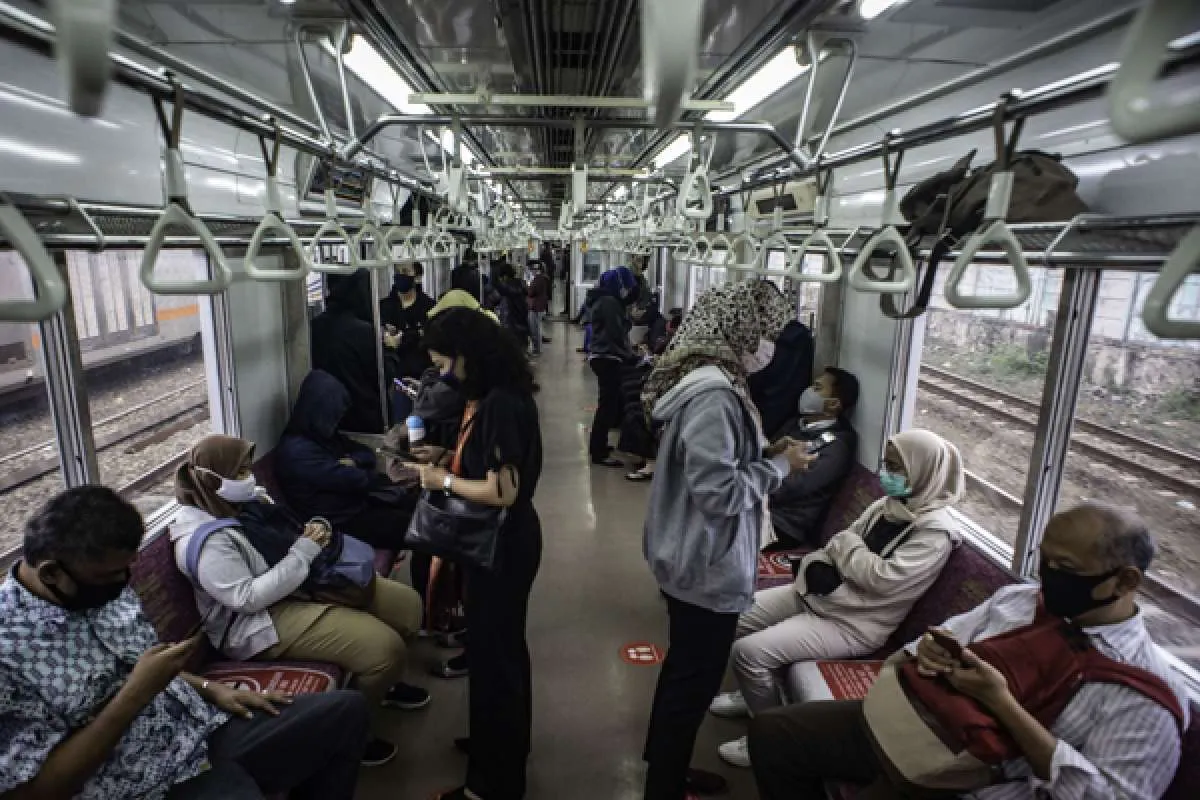 Penumpang KRL dilarang pakai masker scuba & buff saat menaiki kereta