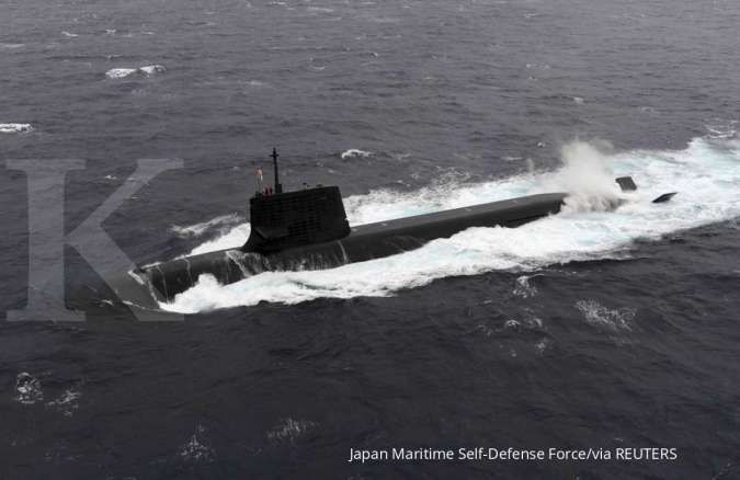 Kapal selam Jepang bertabrakan dengan kapal dagang berbendera Hong Kong