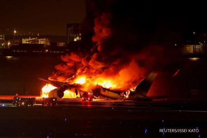 Tabrakan, Pesawat Japan Airlines Terbakar di Bandara Haneda Tokyo, Bawa 300 Penumpang