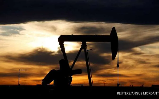 Oil Slides 1% as Weaker IEA Demand Outlook Offsets Rate Cut Hopes