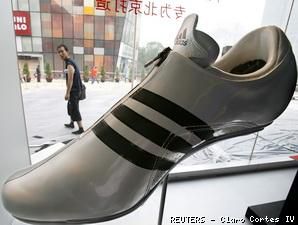 Tahun Ini, Pendapatan dan Penjualan Adidas Turun