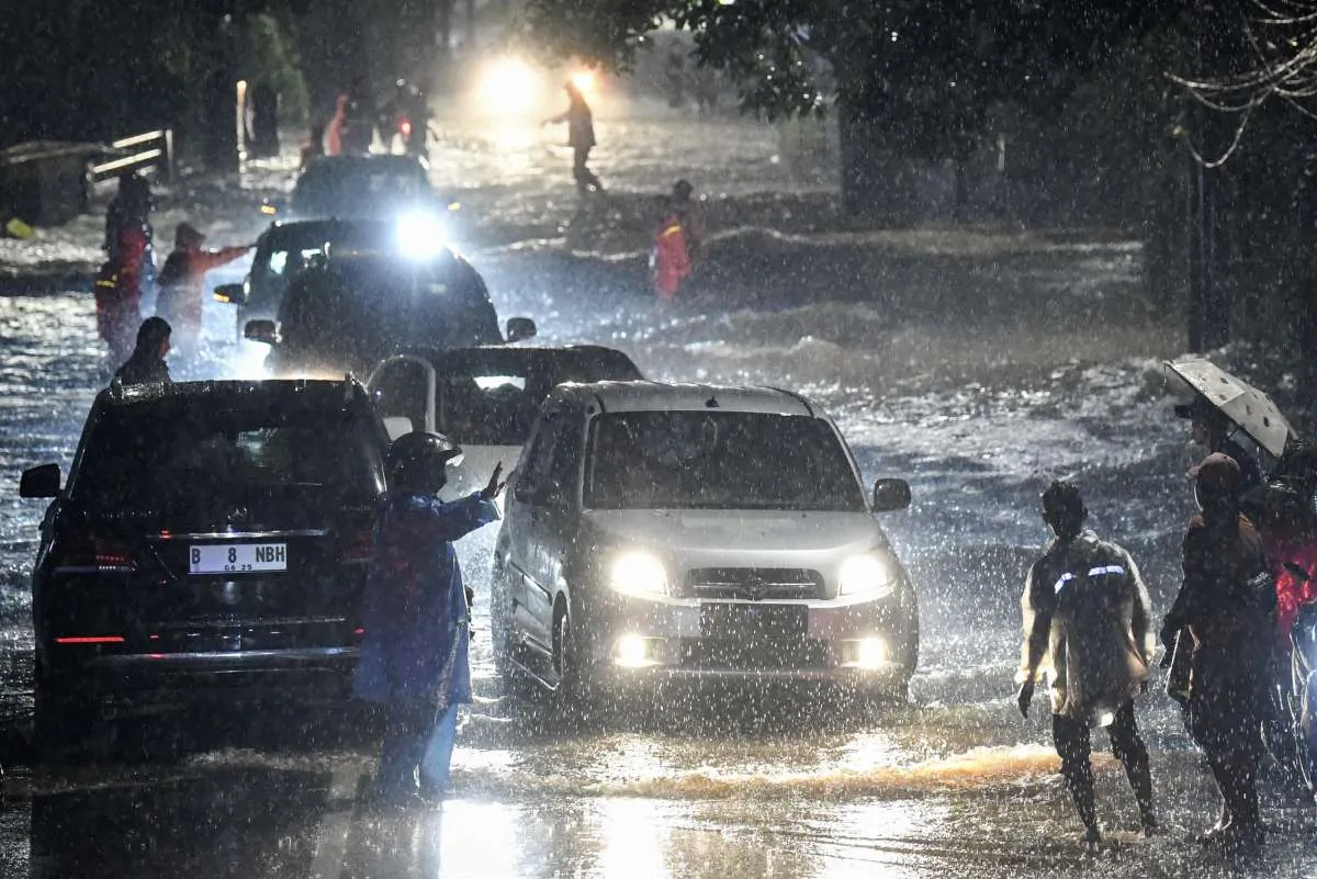 Amankah Mobil Listrik Melintasi Genangan Banjir, Begini Penjelasan Teknisi!