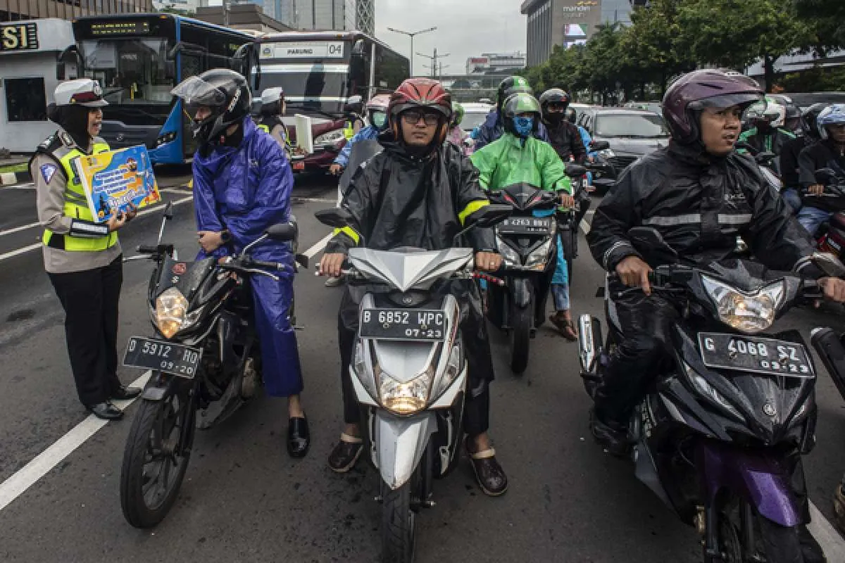 Jangan gegabah, kena tilang salah pakai helm ada sanksi kurungan!