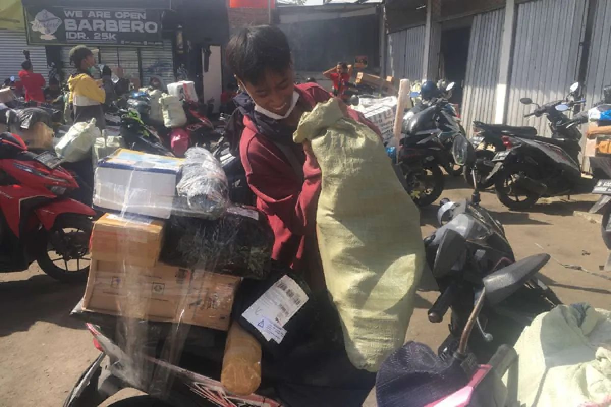 Ini 4 Cara Cek Resi J&T Express, JNE, TIKI, dan Shopee Express dengan Mudah