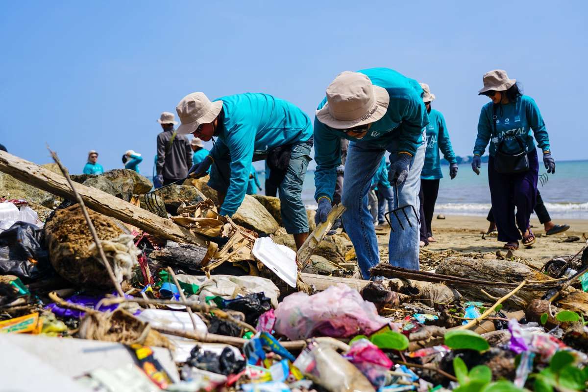 Nestlé Indonesia Bersihkan Pantai sebagai Langkah Awal Gerakan Lingkungan Pesisir