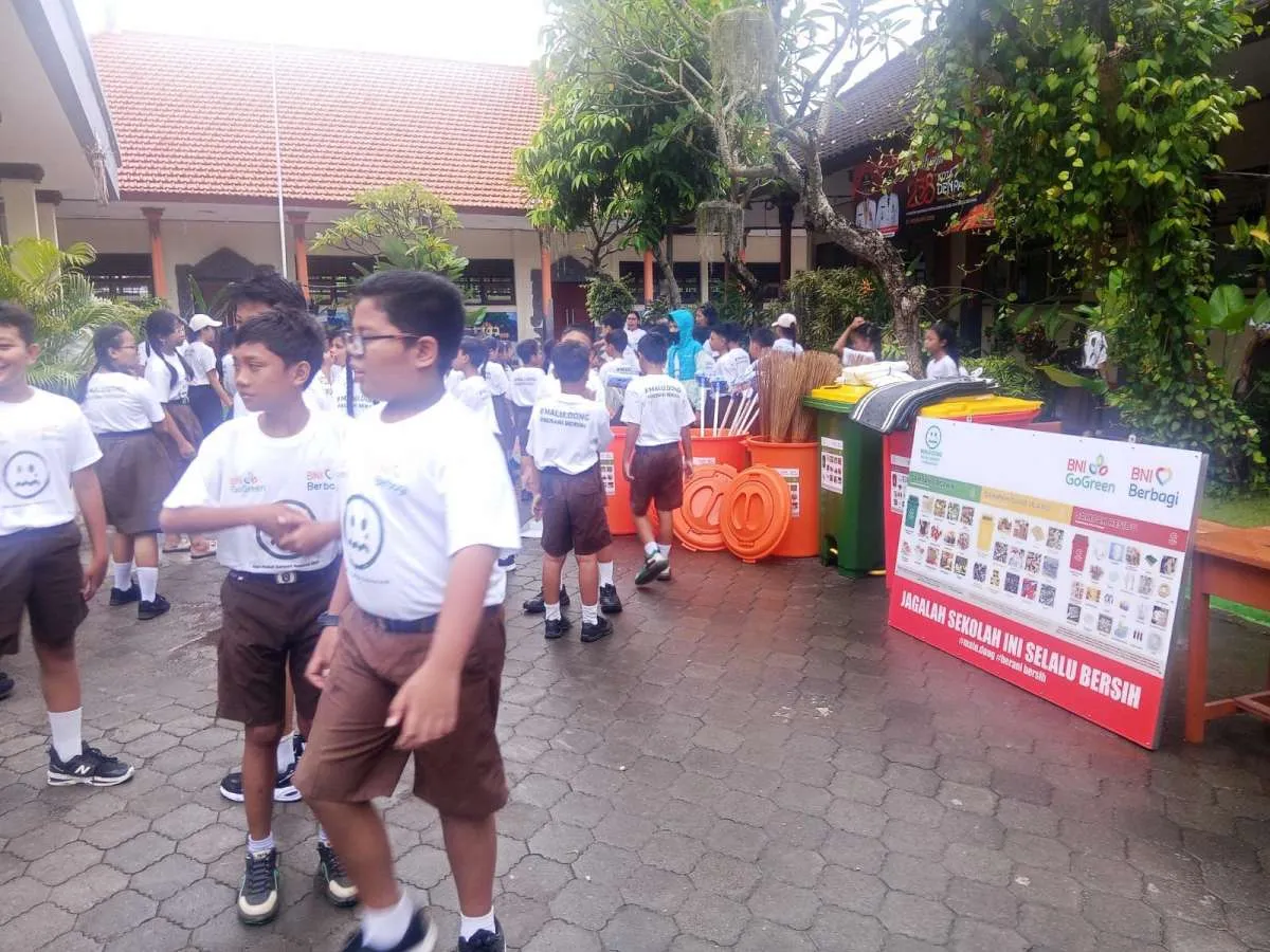 BNI Perkuat Aksi Lingkungan, 423 Kg Sampah Berhasil Diangkut dari Pantai Mertasari