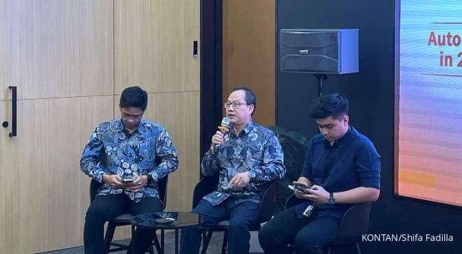 Presiden Direktur PT Autopedia Sukses Lestari Tbk Jany Candra (tengah).