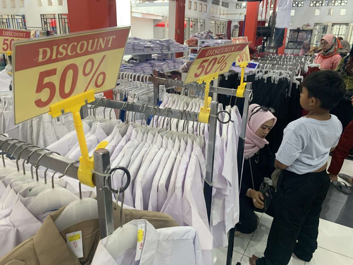 Penjualan Seragam dan Perlengkapan Sekolah