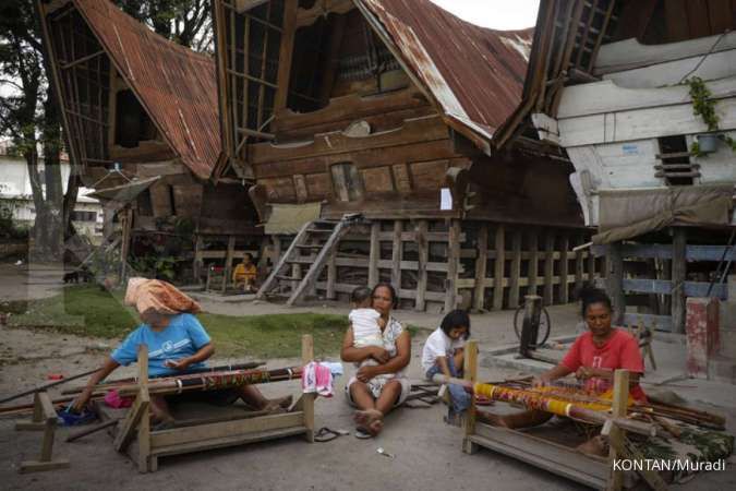 Warga menenun kain di Pulau Samosir. Pulau Samosir adalah pulau di tengah Danau Toba, danau terbesar di Indonesia.