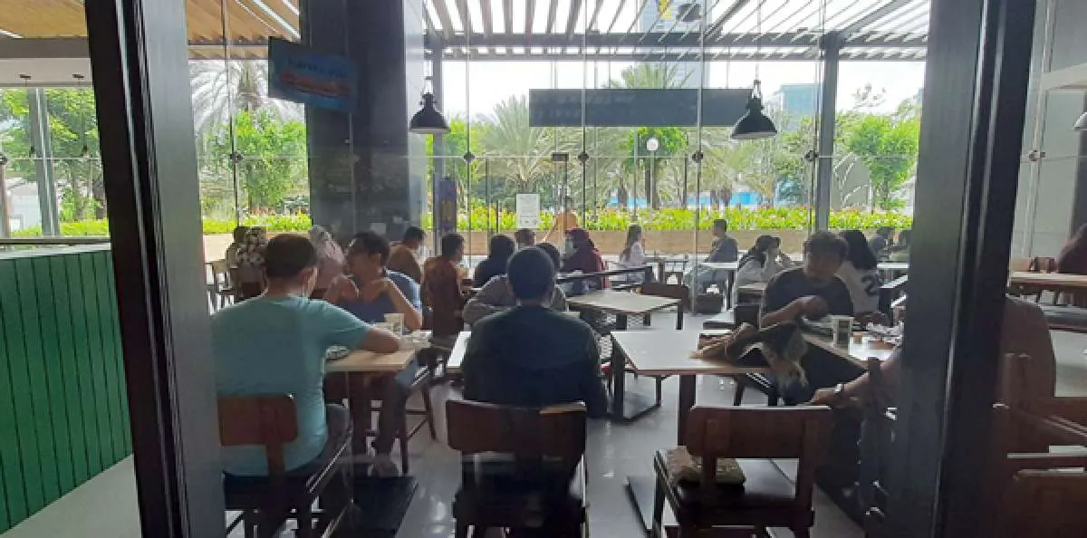 Rawan penularan Covid-19, berikut cara memakai masker saat makan di restoran