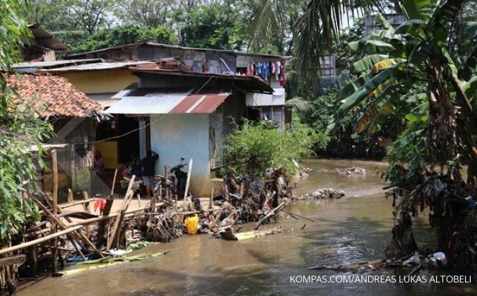 Kali Grogol dikeruk, baru 90 truk angkut endapan