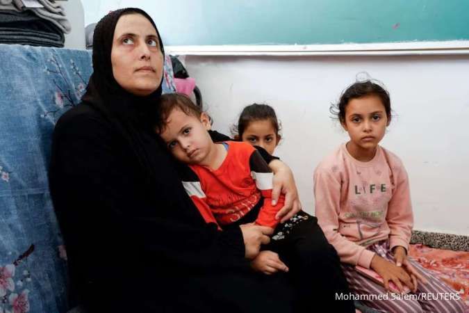 Minim Bantuan, Penduduk Gaza Konsumsi Tanaman Liar untuk Bertahan Hidup