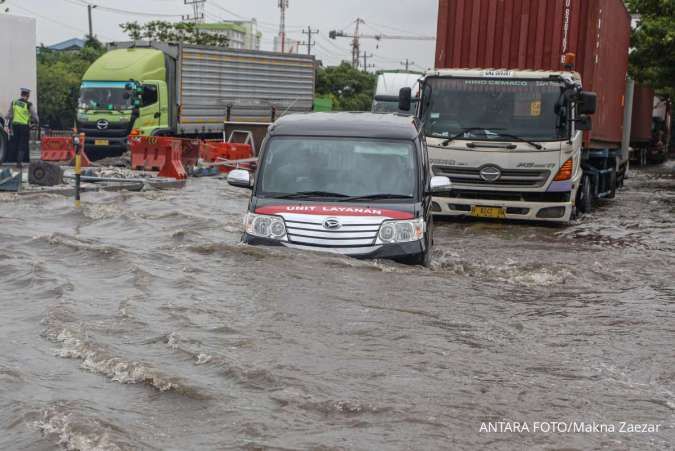 Jokowi Tinjau Posko Pengungsian Warga Terdampak Banjir di Demak