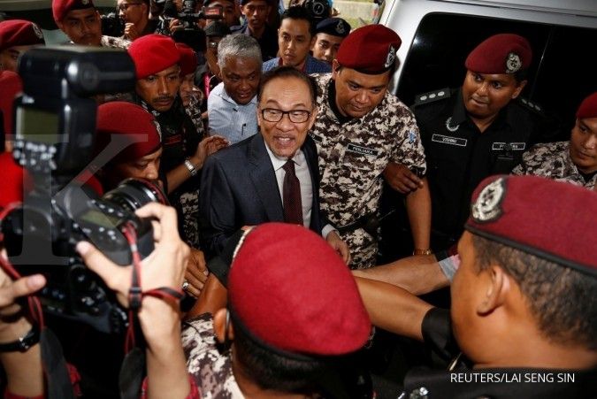Anwar Ibrahim keluar dari penjara dengan pengampunan penuh 