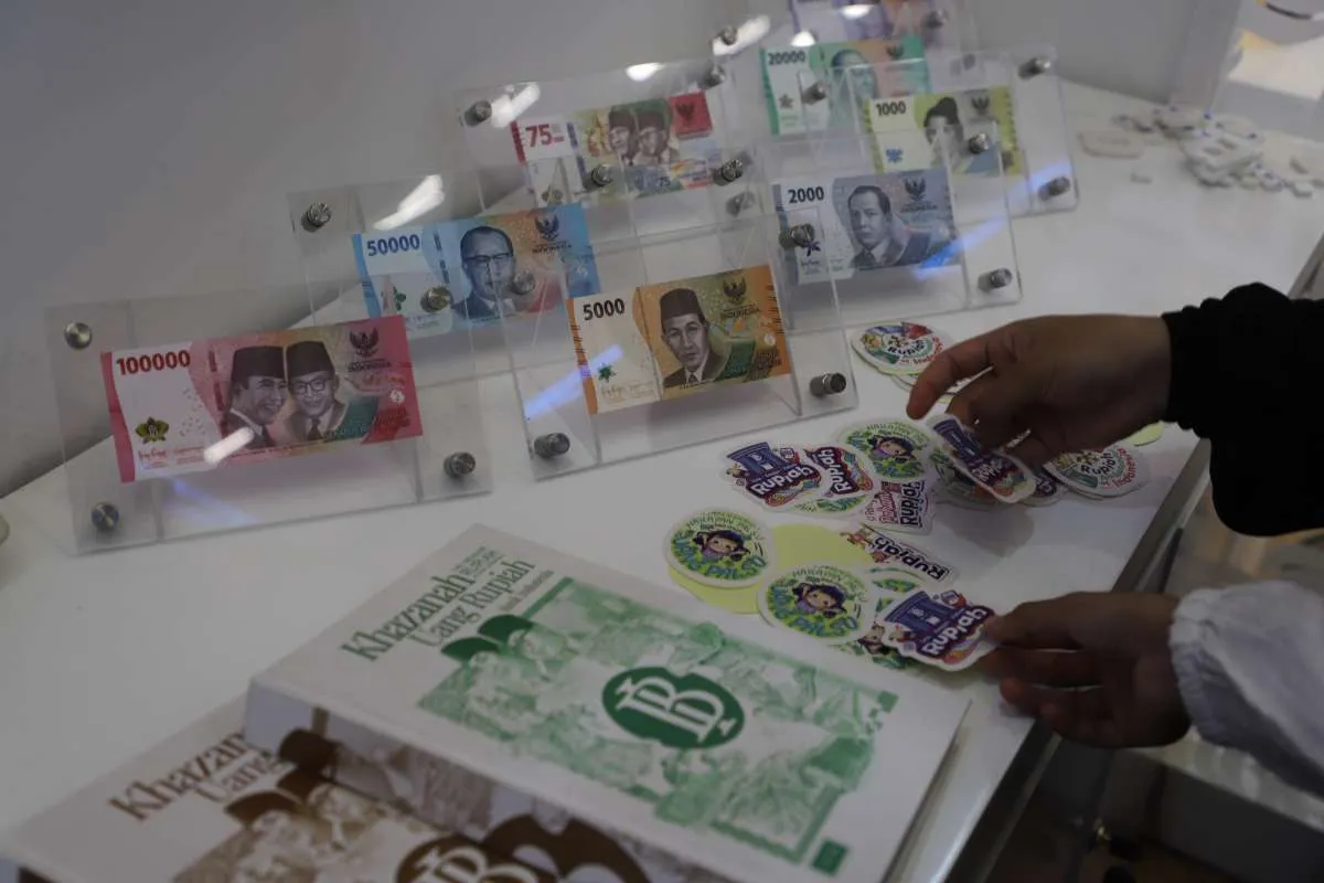 Periksa Kurs Dollar-Rupiah di BRI, BCA, BNI, dan Bank Mandiri Hari Ini Senin (14/4)