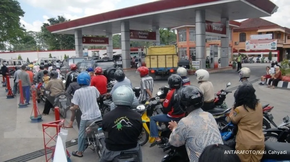 Dekat kampus UNM Makassar, antrean BBM mengular