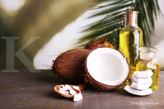 Menggunakan minyak kelapa termasuk salah satu cara mengatasi kulit kering.